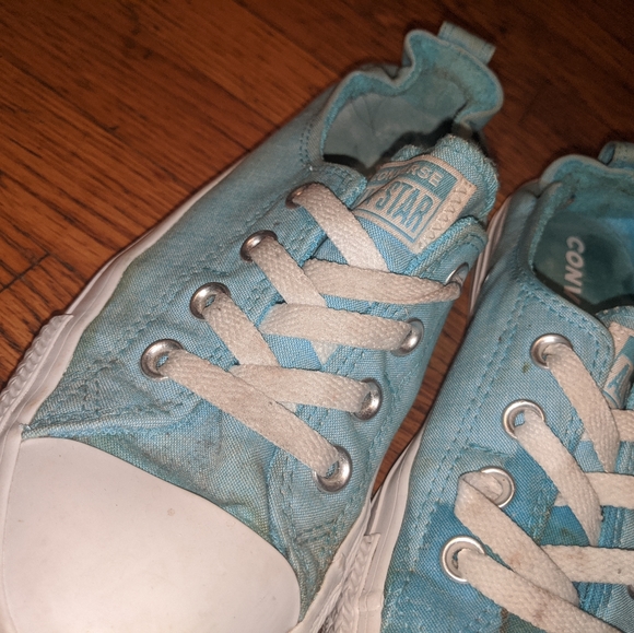 Women's Size 9.5 Low Top Converse Chuck Taylors - Picture 5 of 5
